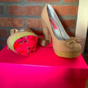 Betsey Johnson Maggi Nude Leather Heels Size 5.5🤎